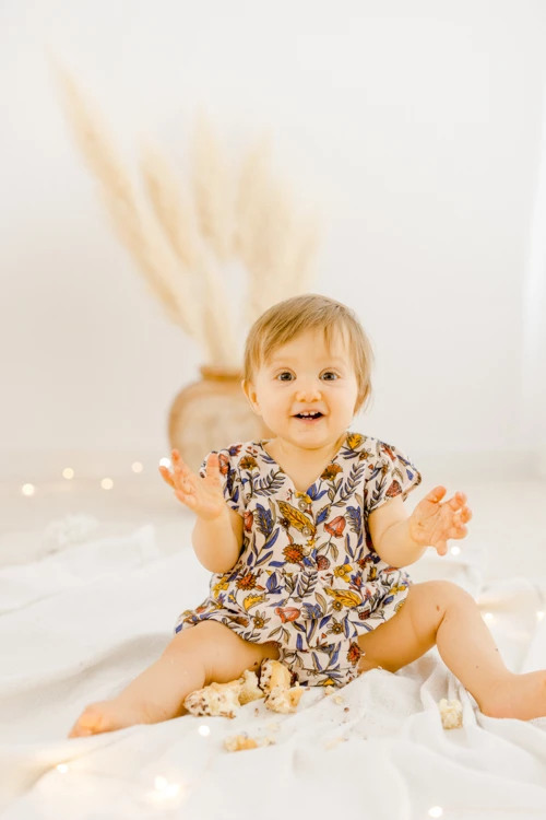 main enfant robe rose bonheur